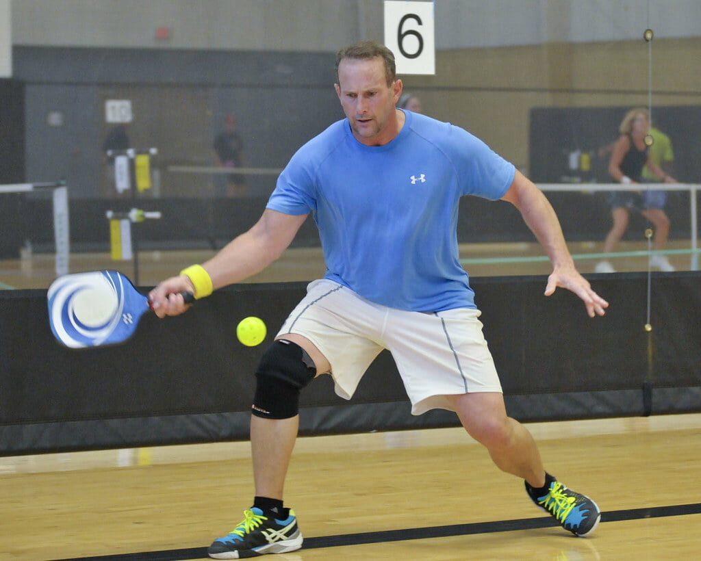 how to return serve in pickleball